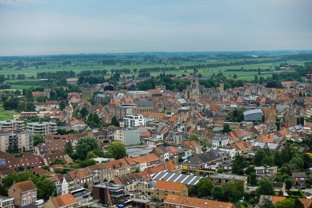 Vista da Ijzertoren sul centro di Diksmuide, Fiandre, Belgio
. - Foto, immagini
