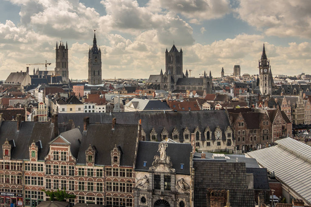 Ön tarafta Gent, Flanders, Belçika ve balık pazarında altı kule. - Fotoğraf, Görsel