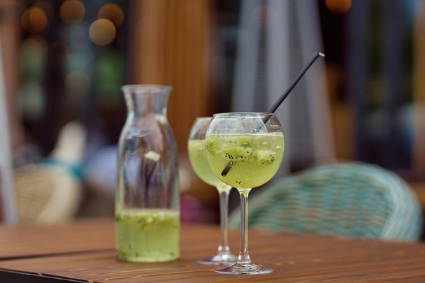 Glas mit grünem Sommercocktail - Foto, Bild