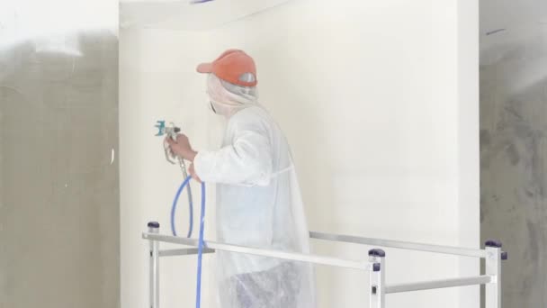 daire onarım - profesyonel ressam beyaz boya sprey tabancası ile duvarları boyar - Video, Çekim