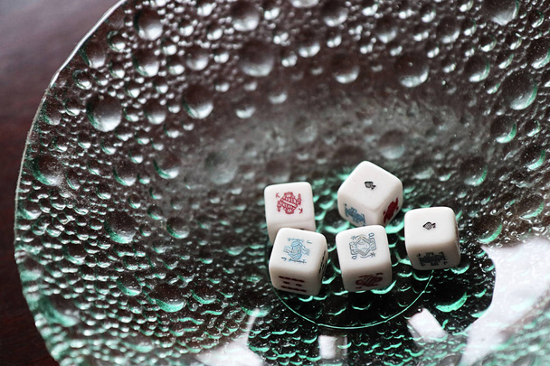 Hazard, pięć Poker kości w szklanej misce - Zdjęcie, obraz