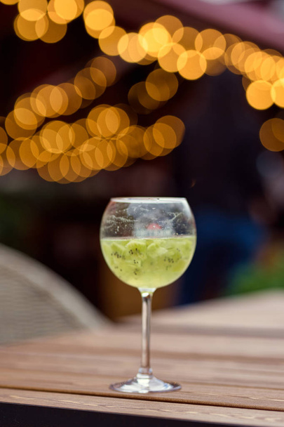 Nahaufnahme-Glas mit grünem Sommercocktail und schönem Bokeh - Foto, Bild