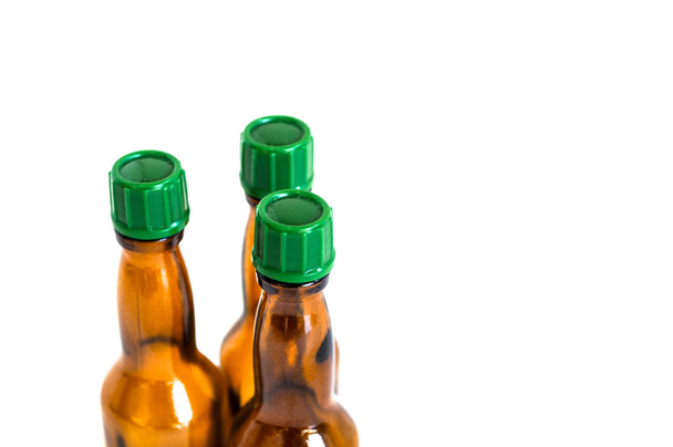 Perspectiva lateral atirar de garrafas de licor marrom com fundo branco
 - Foto, Imagem