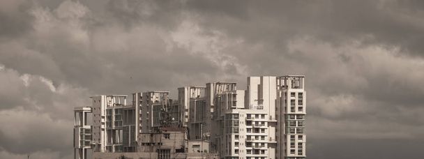 Retard Mousson Ville du jour de pluie. De lourds nuages de pluie orageux au-dessus du gratte-ciel. Tempêtes et mousses sombres typiques des gratte-ciels résidentiels modernes. Kolkata, Bengale Inde. Une nature de paysage Photographie
. - Photo, image