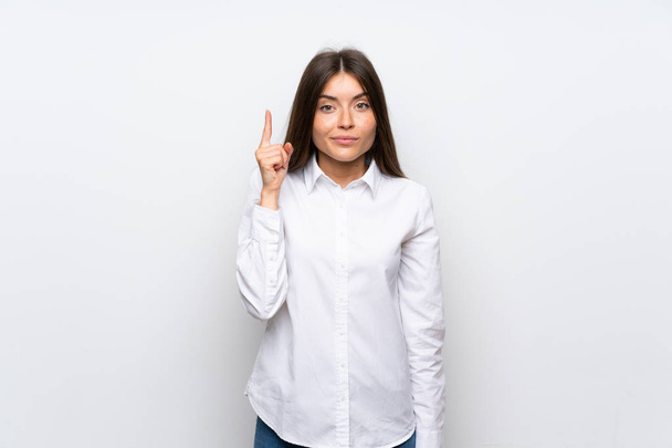 İzole beyaz arka plan üzerinde genç kadın indeks parmak ile işaret büyük bir fikir - Fotoğraf, Görsel