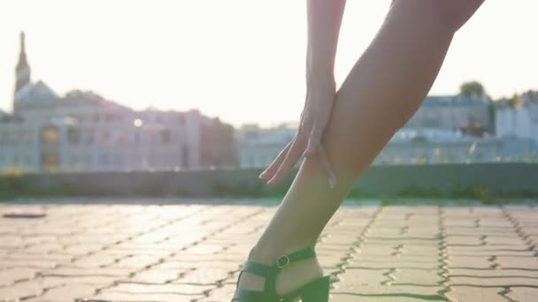 魅力的なムラト若い女性は、セクシーなダンスの動きで彼女の足の上に彼女の手を実行します - 映像、動画