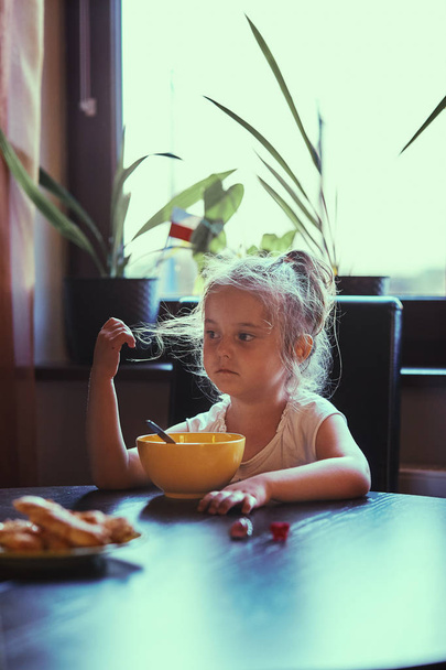 Little girl eating a breakfast - Фото, зображення