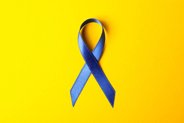 Μπλε κορδέλα επίγνωσης σε κίτρινο φόντο, Χώρος για κείμενο - Φωτογραφία, εικόνα
