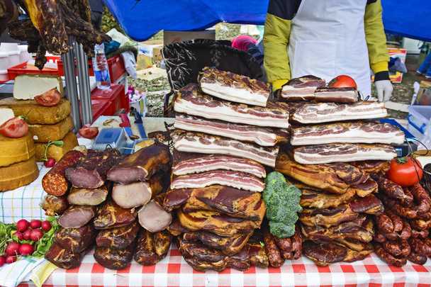 bacon fumé maison, saucisses et légumes
 - Photo, image