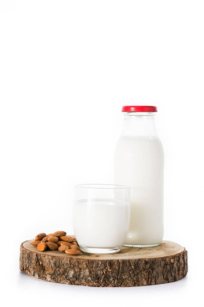 Beyaz arka planda izole badem sütü - Fotoğraf, Görsel