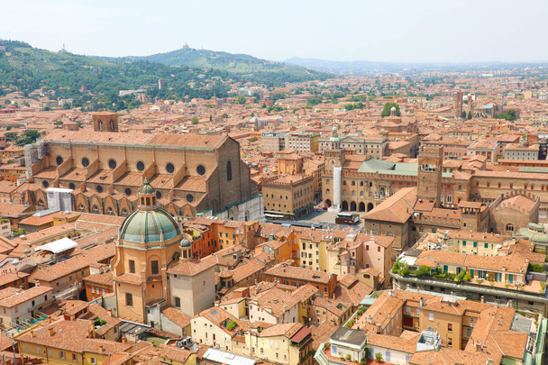 Bologna Cityscape van het oude middeleeuwse stadscentrum met de basiliek van San Petronio aan het Piazza Maggiore in Bologna, Italië - Foto, afbeelding
