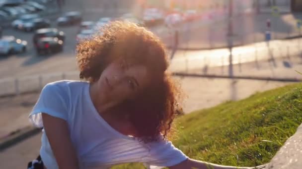 Çekici sıska melez kadın çim üzerinde yatıyor ve seksi hareket - Video, Çekim