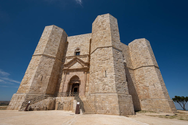 Andria, Apulien, Castel del Monte. Castel del Monte ist eine Festung aus dem 13. Jahrhundert, die vom Kaiser des Heiligen Römischen Reiches Friedrich II. auf der Hochebene der westlichen Murge in Apulien erbaut wurde.. - Foto, Bild