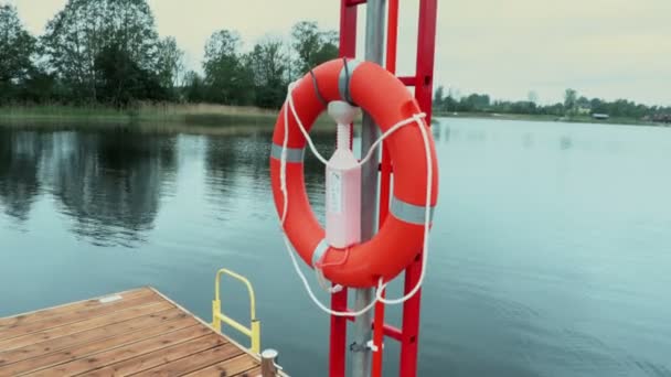 ボートドックのオレンジ色の救助円 - 映像、動画