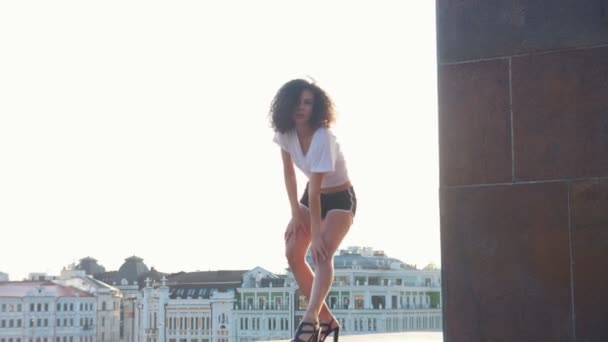 attraktive junge Mulattin tanzt sexy auf der Aussichtsplattform - beugt ihren Rücken vor - Filmmaterial, Video