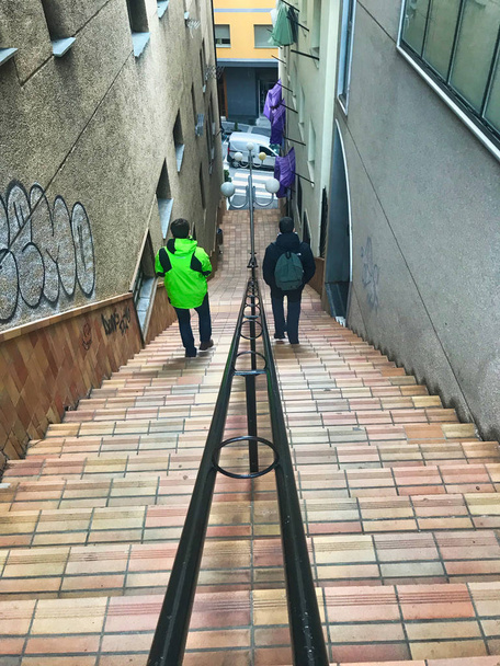 pár fiatal fiú séta a belváros központjában gyalog. - Fotó, kép