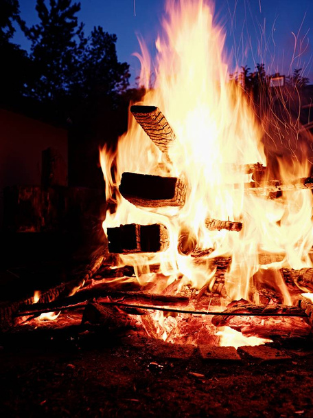 Brûlage de vieilles poutres en bois sur une grosse pile. De longues flammes
  - Photo, image