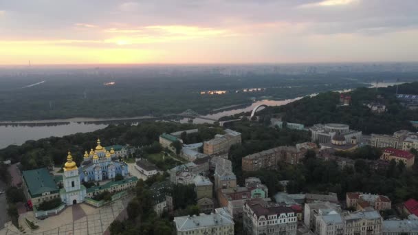 Krásný zlatý Kyjevský klášter svatého Michala. Pohled shora. letecký záznam. Pohled na šířku města do Dněpru - Záběry, video