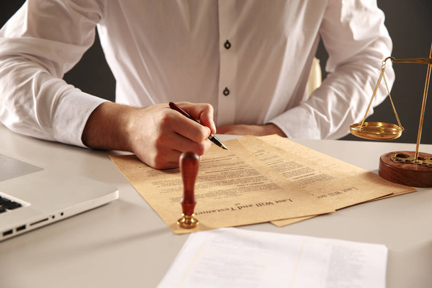 Zamknąć na człowieka ręka notariusza atramentowymi dokumentu. Notariusz - Zdjęcie, obraz