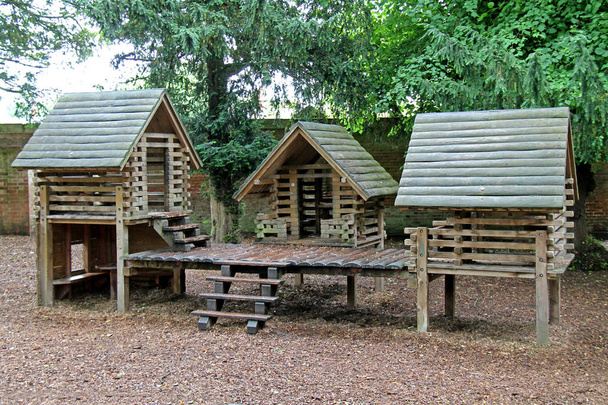 Una grande casetta in legno in un parco giochi boschivo
. - Foto, immagini