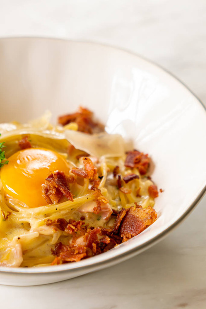 carbonara spaghetti with egg and cheese - Valokuva, kuva