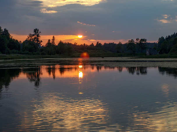 nádherné slunce na klidném jezeře, rudé slunce, klidné jezero, tichý večer, Lotyšsko - Fotografie, Obrázek