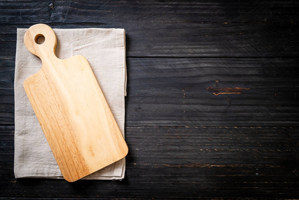 empty cutting wooden board with kitchen cloth - Foto, Bild