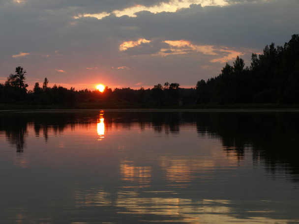 nádherné slunce na klidném jezeře, rudé slunce, klidné jezero, tichý večer, Lotyšsko - Fotografie, Obrázek