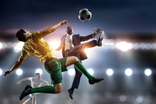 Черный бизнесмен играет в футбол на сатдиуме
 - Фото, изображение