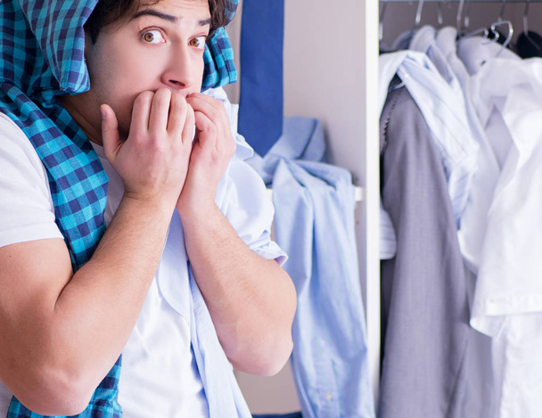 Muž bezmocný se špinavým oblečením po oddělení od manželky - Fotografie, Obrázek