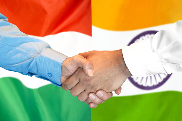 apretón de manos sobre el fondo de la bandera de Hungría e India
. - Foto, imagen
