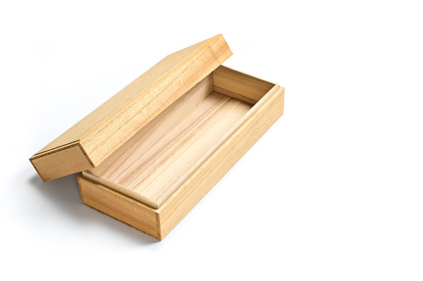 Scatola di legno vuota isolata su sfondo bianco
 - Foto, immagini