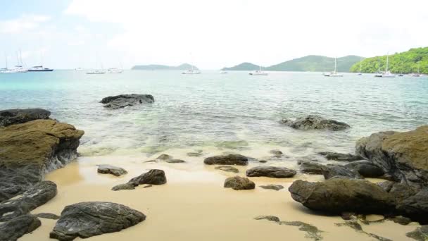 Bella spiaggia rocciosa e sabbiosa con acqua limpida sotto cielo blu nuvoloso, Vista ad angolo basso sulla baia di Ao Yon nel mare andaman con yacht a Phuket, Thailandia
. - Filmati, video