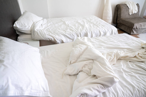 использованные кровать и подушка в спальне на курорте Таиланд
. - Фото, изображение