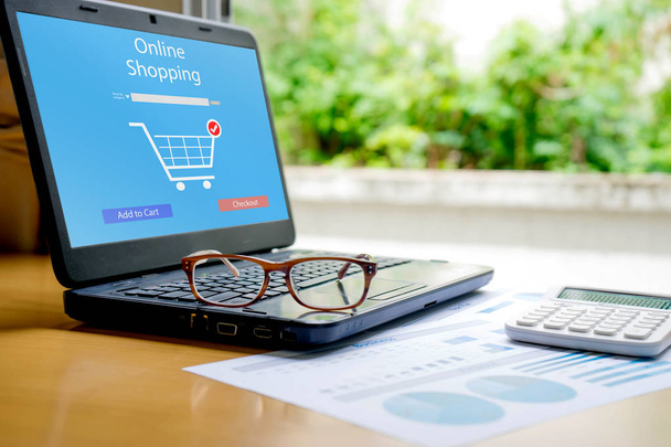 Glasses on laptop Shopping online - Foto, afbeelding