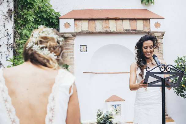 Zeremonienmeister: Brautrede am Mikrofon im Hochzeitskleid - Foto, Bild