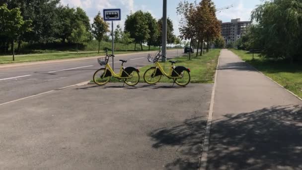 MINSK, MINSK, BELARUS JULY 21, 2019, Stationary Bike Sharing. Bicycles for rental are near the bus stop. - Metraje, vídeo