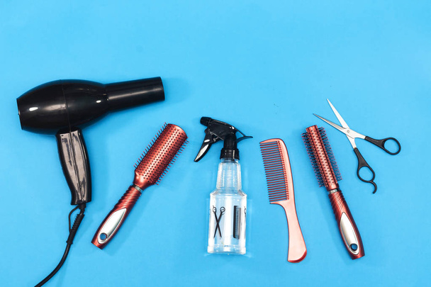 professionelle Friseurwerkzeuge isoliert auf blauem Hintergrund mit Kopierraum - Foto, Bild