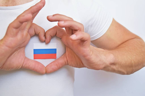image recadrée de l'homme en t-shirt avec drapeau russe montrant geste de coeur
 - Photo, image
