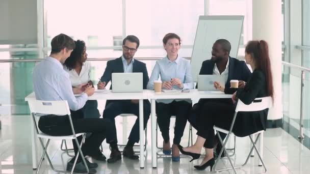 Πολυεθνικές επιχειρηματίες που κάθονται στο τραπέζι των διαπραγματεύσεων για την ανταλλαγή ιδεών συζητούν στιγμές εργασίας - Πλάνα, βίντεο