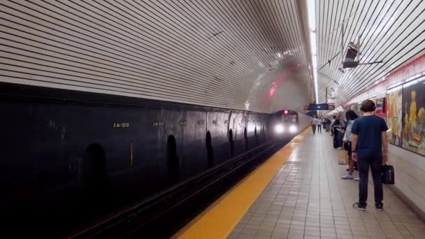 New York City pociąg metra poruszać się w stacji na platformie - Materiał filmowy, wideo