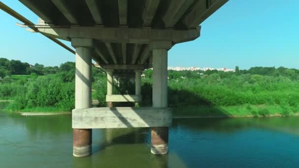 Powiększanie pod mostkiem przechodzi konstrukcje mostów. 4K. - Materiał filmowy, wideo