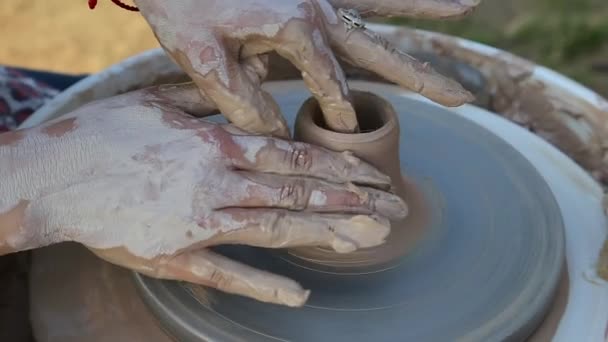 Létrehozása szobor agyag közeli. Kéz-Making termékek agyagból. A szobrászat munkája. - Felvétel, videó
