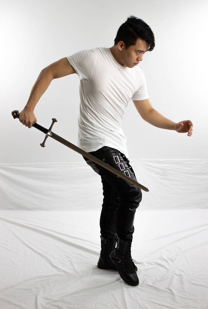 Cazador urbano moderno con espada
 - Foto, imagen