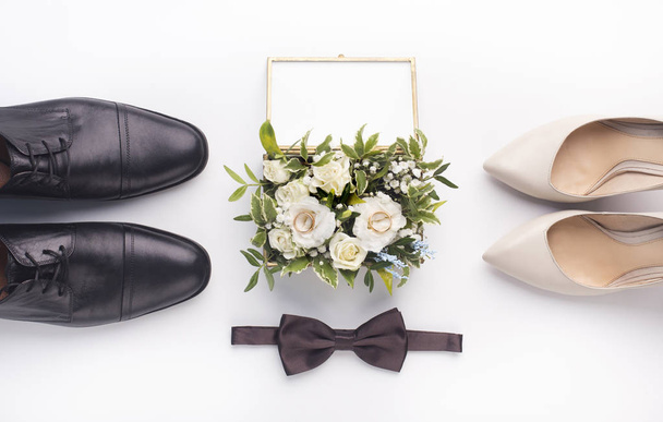 Wedding shoes and bouquet on white background - Foto, imagen