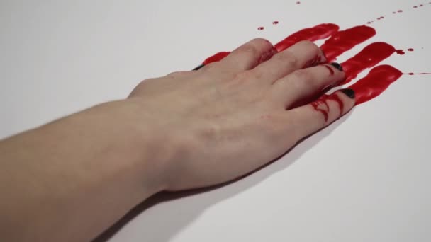 Vrouwelijke hand in bloed. - Video