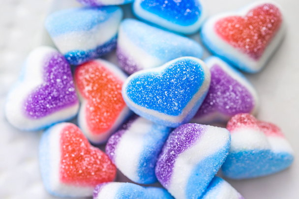 Mooie zoete harten, blauw, rood en wit kleurrijke marmelade snoepjes - Foto, afbeelding