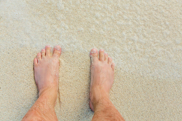 πόδια ανδρών στην άμμο - Φωτογραφία, εικόνα