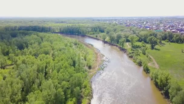田舎の川の谷。クリップ。田園地帯の川の上の眺め。美しい夏の時間 - 映像、動画