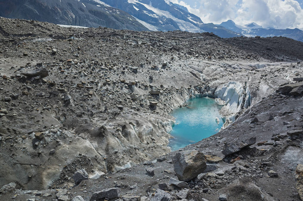 Megsemmisítése gleccserek a svájci Alpokban. Svájc. Nyári. - Fotó, kép